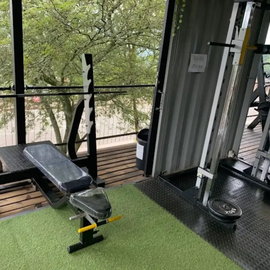 Bench press station at Commando gym